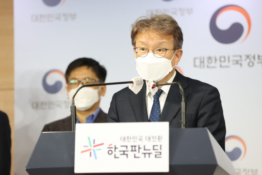 지난 16일 권칠승 중기부 장관이 정부서울청사 브리핑룸에서 '2021년 업무계획'에 브리핑하고 있다.  중소벤처기업부 제공